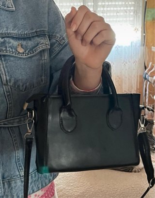 Bolso negro de mano y bandolera