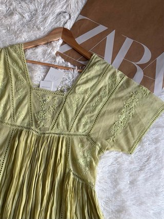 Abito romantico plissettato ricamato con perline Zara