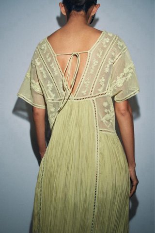 Abito romantico plissettato ricamato con perline Zara