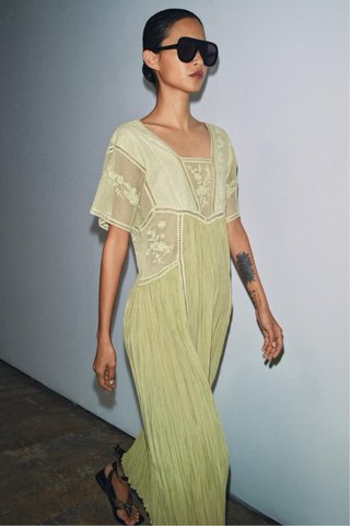 Abito romantico plissettato ricamato con perline Zara