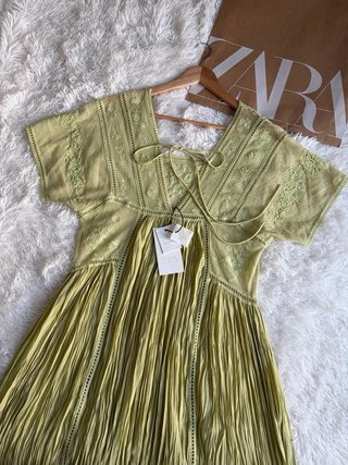 Abito romantico plissettato ricamato con perline Zara