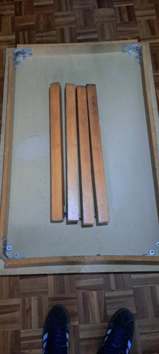 Mesa de salón de madera