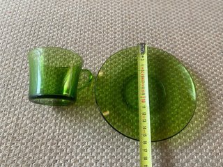 Chávena de chá e pires de vidro verde