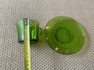 Chávena de chá e pires de vidro verde