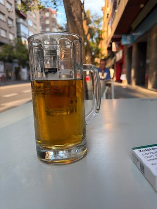 Brocca di birra in vetro