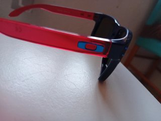 Gafas de sol Oakley azules y rojas