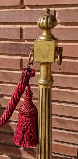 Pareja Postes Separadores Bronce con Cuerda Roja