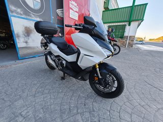 Honda Forza 750 2023 Blanca - 10.000 km