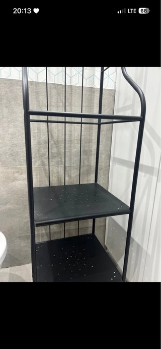Estantería de baño metálica y cristal