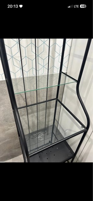 Estantería de baño metálica y cristal
