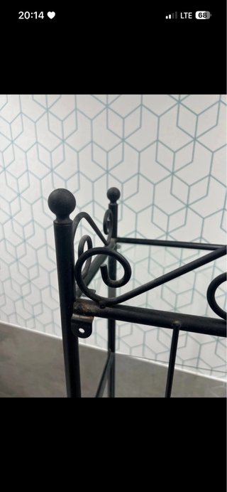 Estantería de baño metálica y cristal