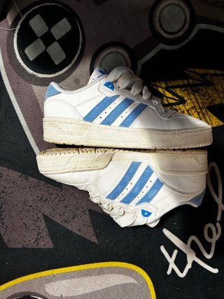 Zapatillas Adidas Blancas y Azules