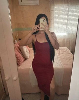 Vestido burdeos con abertura