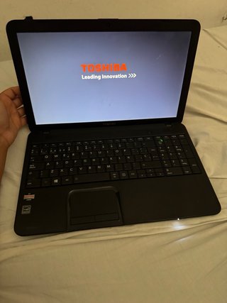 Portatile Toshiba Satellite C850D-117 con caricatore e custodia
