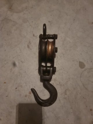 Polea antigua doble rueda con gancho