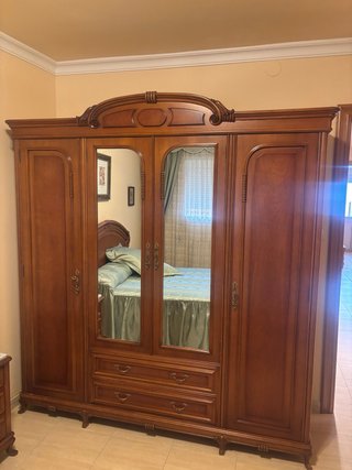 Armario de madera con espejos