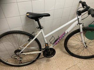 Bicicleta de montaña blanca con marchas