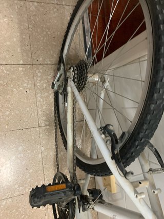 Bicicleta de montaña blanca con marchas