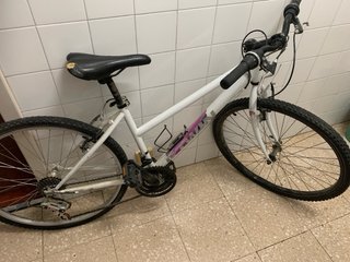 Bicicleta de montaña blanca con marchas