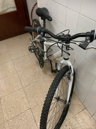 Bicicleta de montaña blanca con marchas