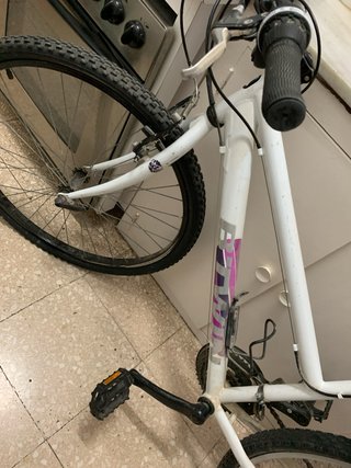 Bicicleta de montaña blanca con marchas
