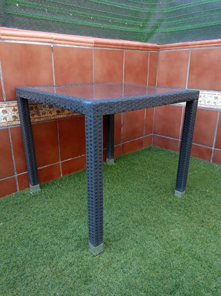 Mesa de jardín cuadrada cristal y plástico