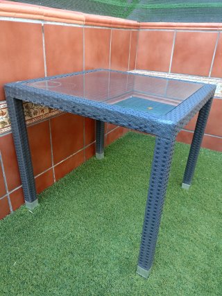 Mesa de jardín cuadrada cristal y plástico