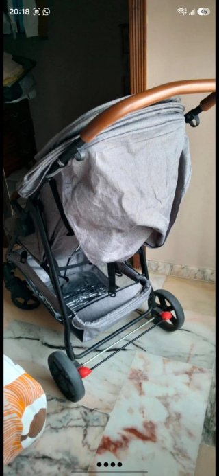 Silla de paseo bebé gris