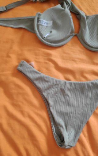 Bikini Shein acanalado verde oliva