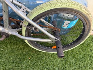 Bicicleta BMX plateada