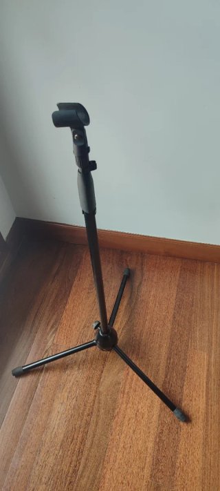 Trípode para micrófono negro.