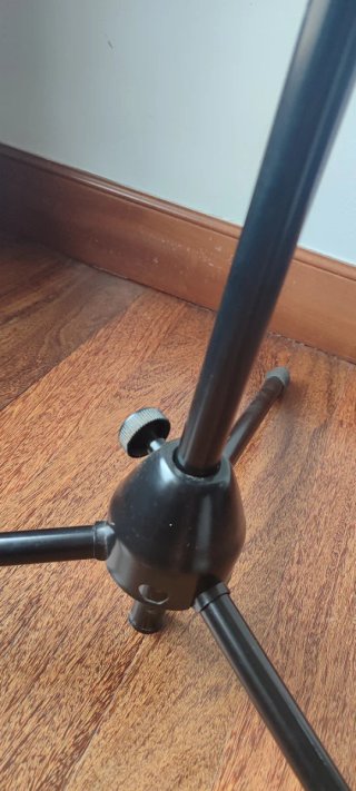 Trípode para micrófono negro.
