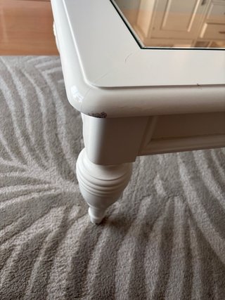 Mesa de centro blanca con tapa de cristal