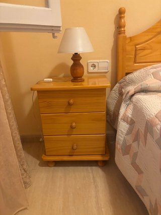 Mesita de noche de madera