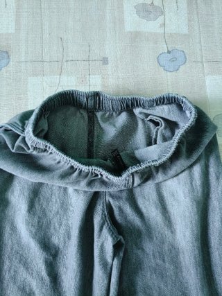 Pantalón Stradivarius gris