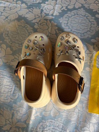 Zuecos Crocs plataforma beige con hebilla marrón