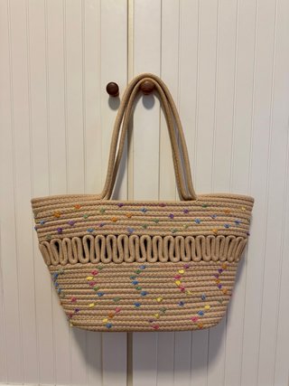 Bolso de playa beige con detalles multicolor