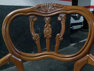 Silla antigua de madera tallada
