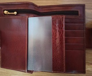 Cartera de piel marrón