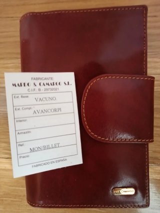 Cartera de piel marrón