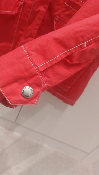 Chubasquero de color rojo con capucha Pepe Jeans