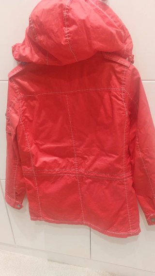 Chubasquero de color rojo con capucha Pepe Jeans