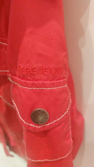 Chubasquero de color rojo con capucha Pepe Jeans