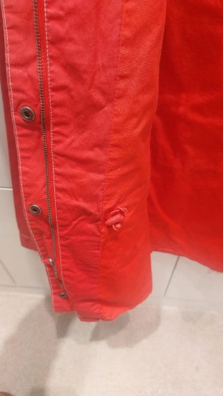 Chubasquero de color rojo con capucha Pepe Jeans