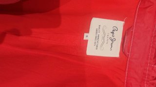 Chubasquero de color rojo con capucha Pepe Jeans
