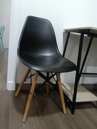 Silla negra patas madera