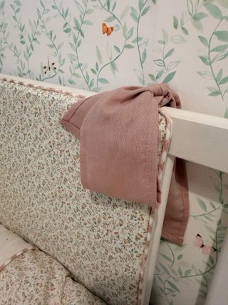 Vestiduras de cuna con estampado floral