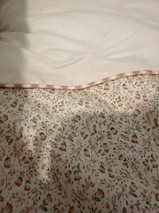 Vestiduras de cuna con estampado floral