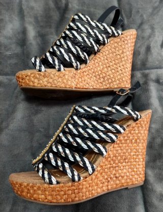 Sandalias negras y doradas con pedrería