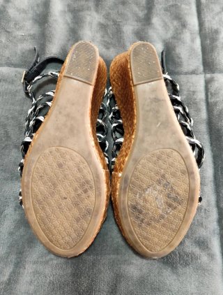 Sandalias negras y doradas con pedrería